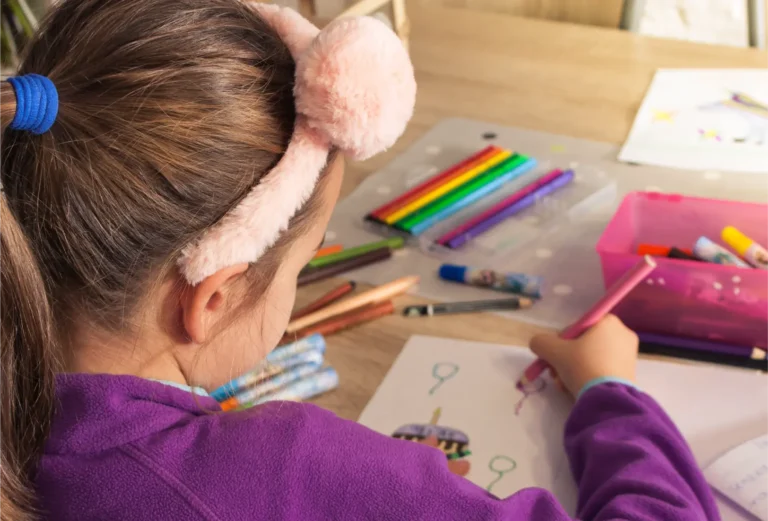 edukacja wczesnoszkolna z językiem polskim, dziewczynka kolorująca rysunki