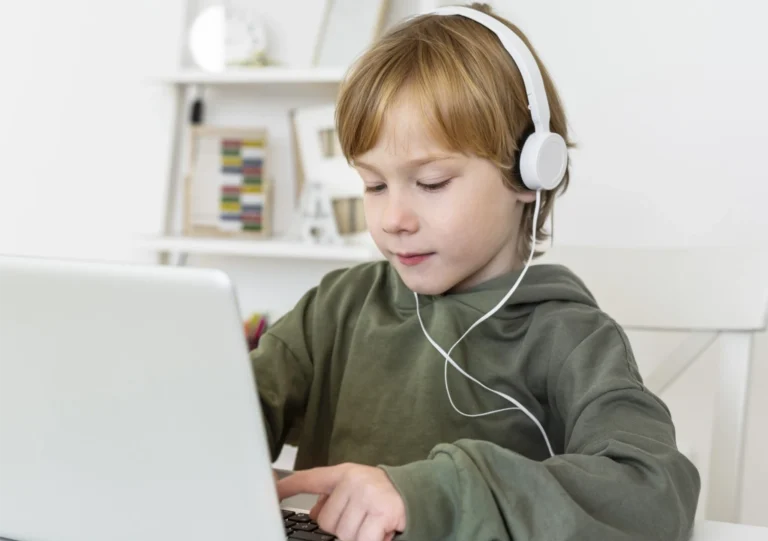 terapia pedagogiczna, chłopiec przy komputerze