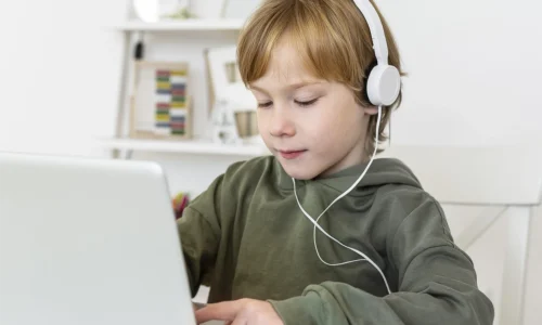 terapia pedagogiczna, chłopiec przy komputerze